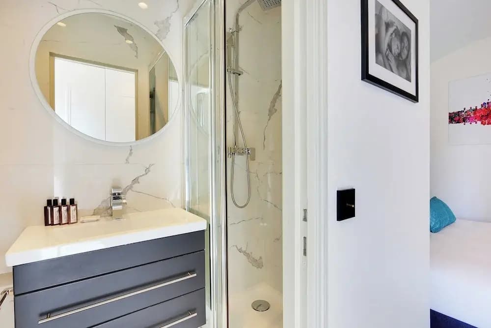 Amazing 2bd/6p apt With A/C - Bastille - photo 8