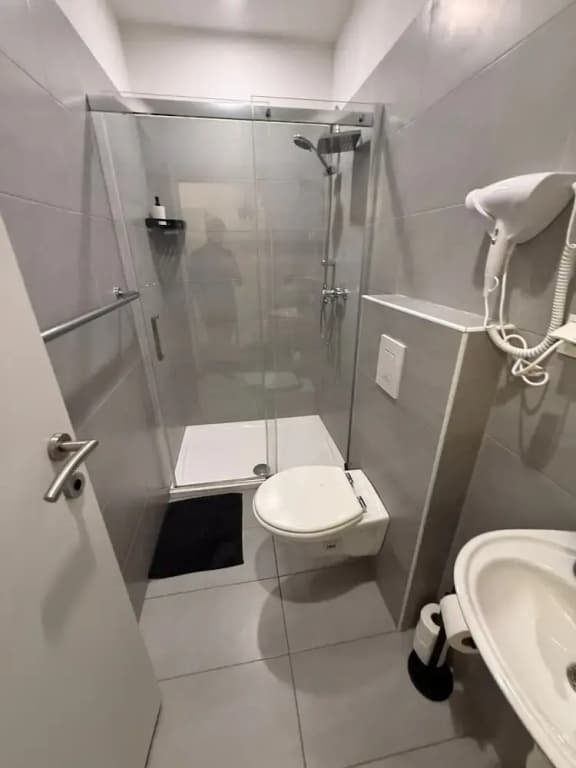 Chic 1BR Apt Steps from Schönbrunn - photo 5