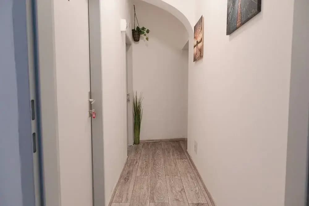 Elegant 3BR Apt Steps from Hauptbahnhof - photo 9