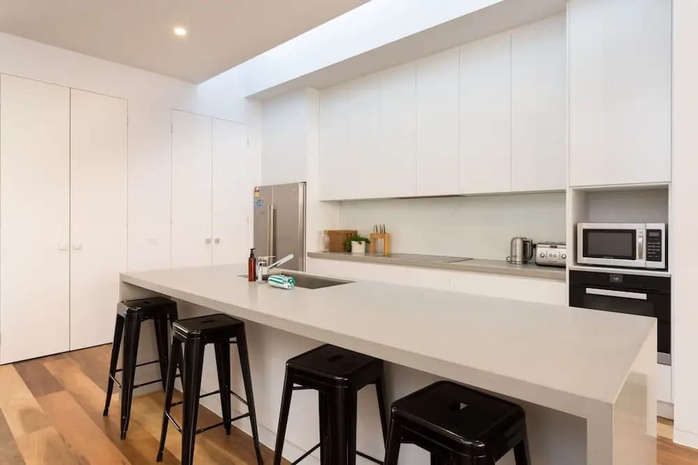 LOLA Sophisticated 3 Level Stunner with Private Rooftop - photo 16