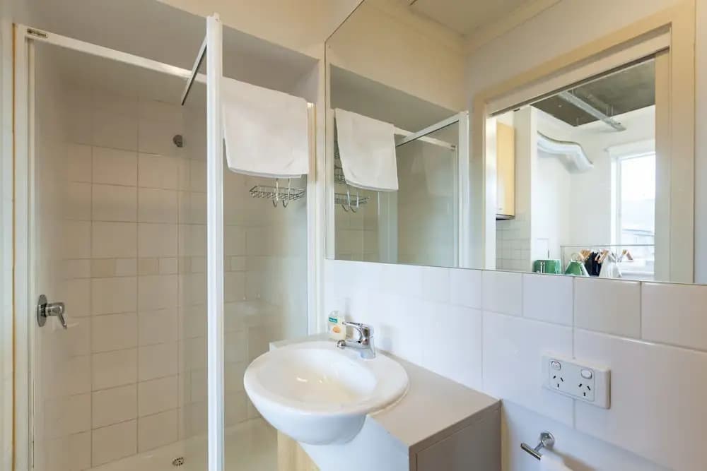 LUCINDA, Carlton Studio Apartment - photo 5