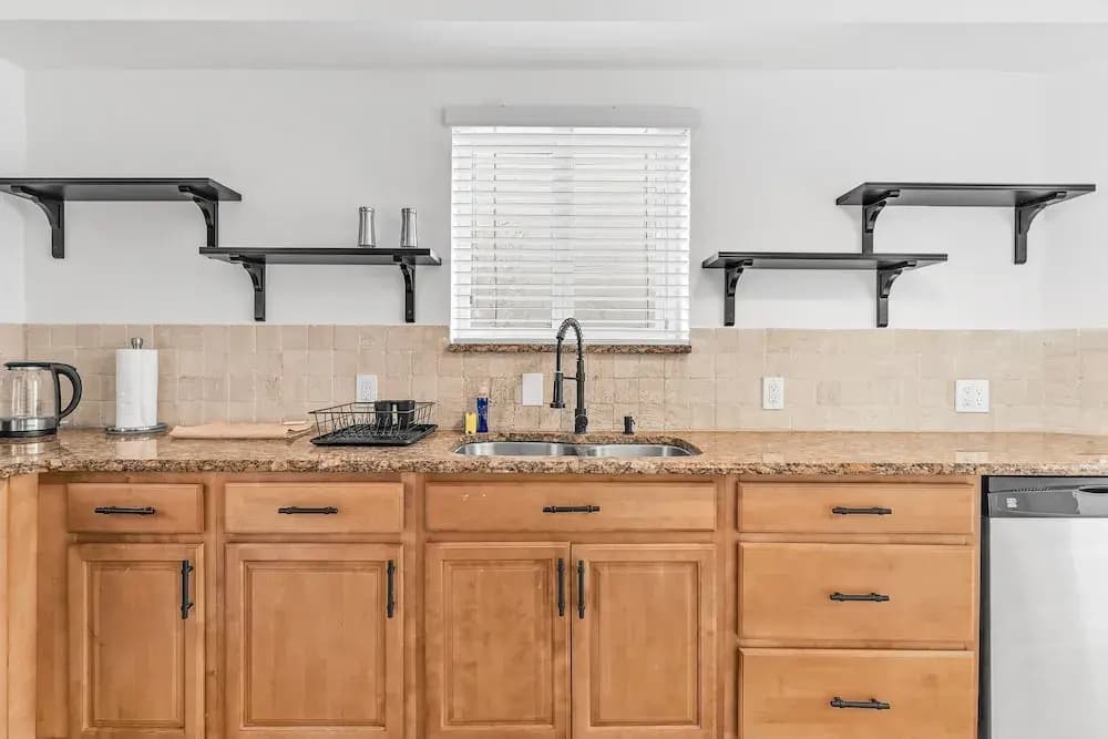 Stylish & Modern 4BD Home - photo 24