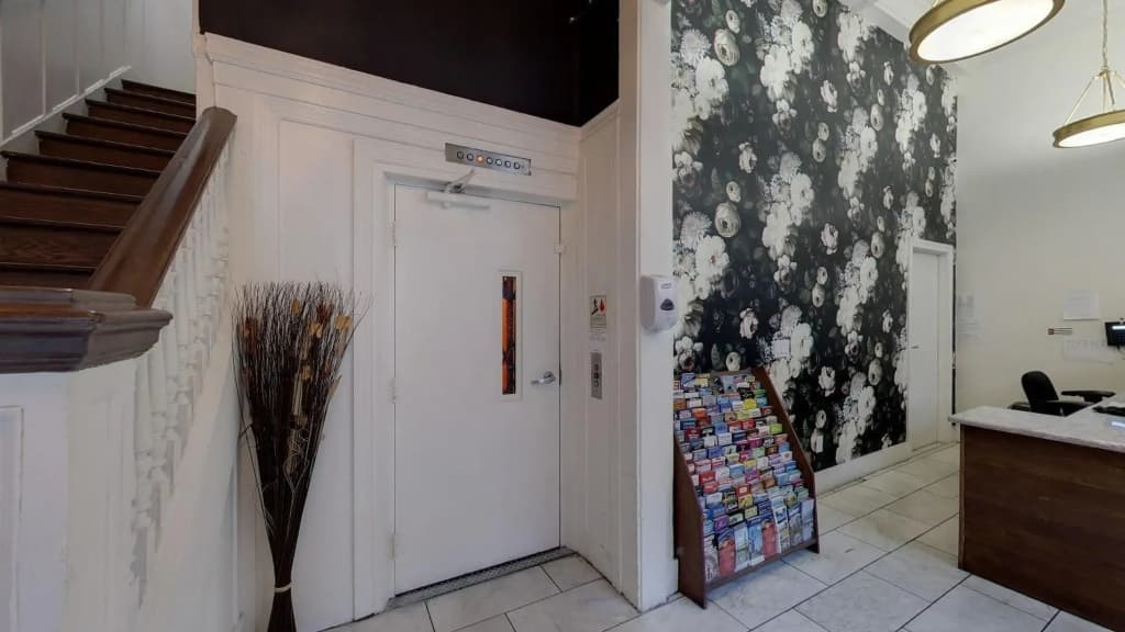 Warfield Hotel - photo 13