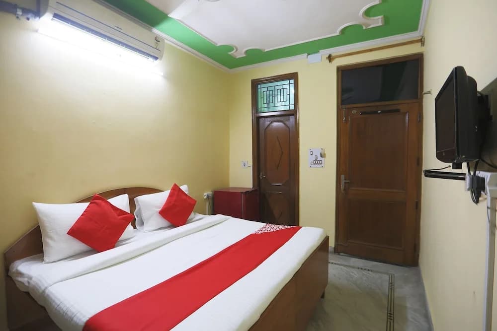 Singh Hotel by OYO Rooms - photo 17