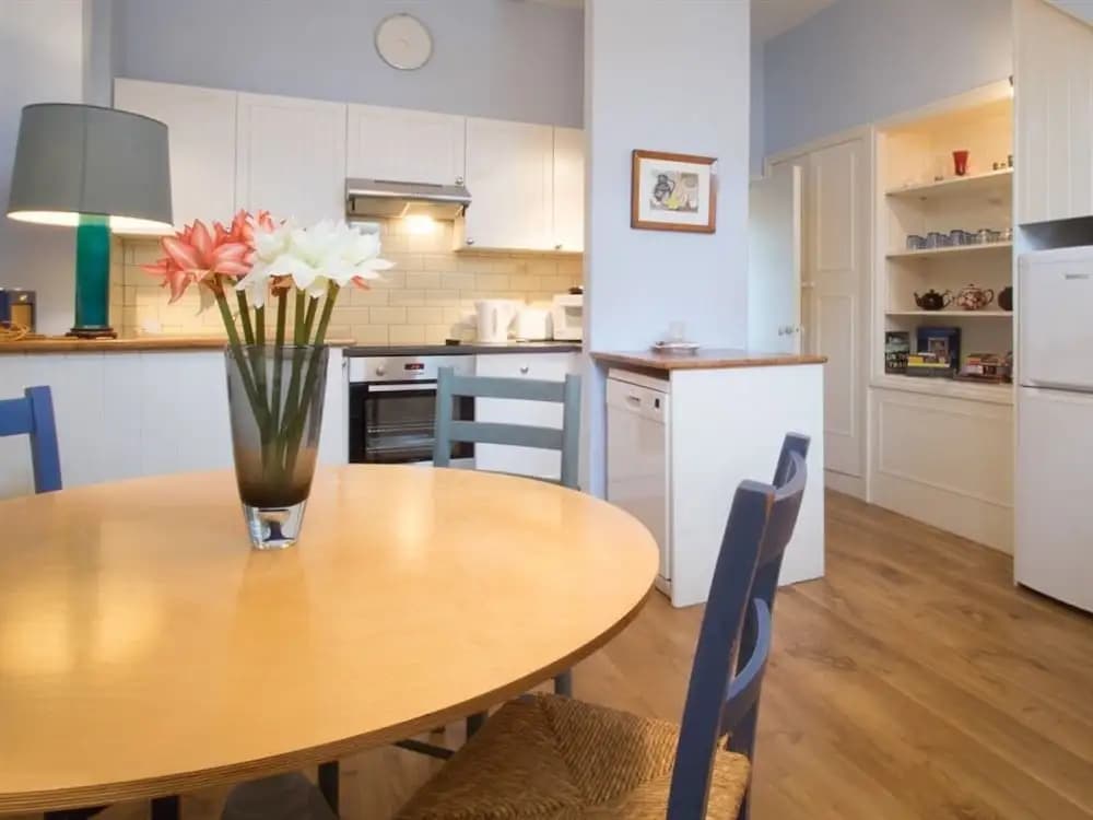 Elgin Crescent Apartment - photo 13