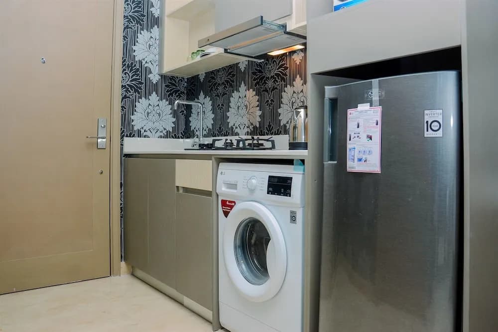 Best Price Studio Apartment at Gold Coast - photo 5