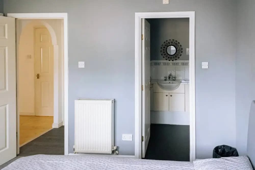 Snug & Serene 2BD Flat - Roseburn - photo 26