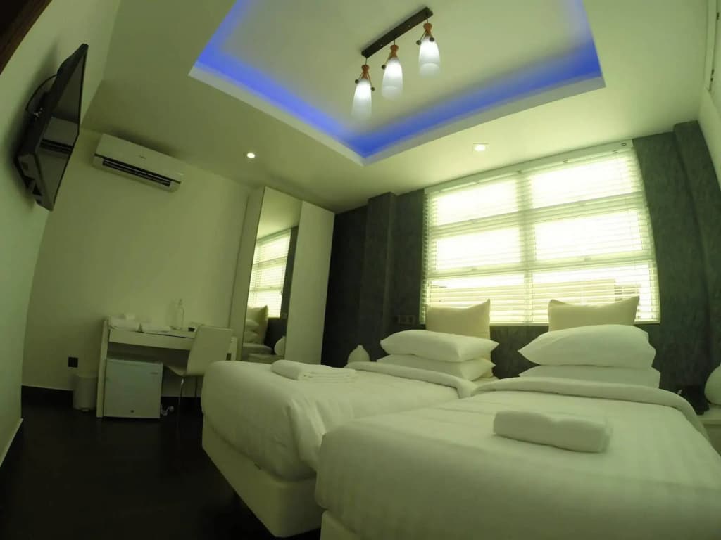 Airport Beach Hotel - photo 5