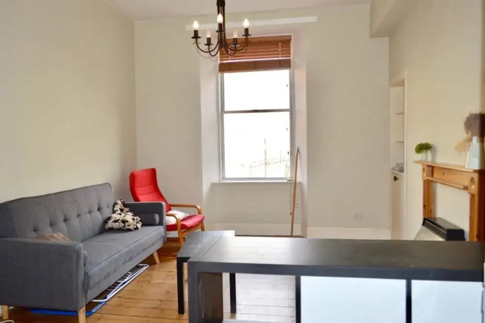 Bright & Spacious 1BD Apartment in Edinburgh - photo 9