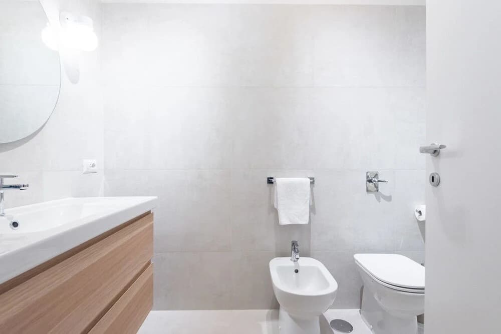 Modern Trendy Flat Well Connected W/vatican - photo 8