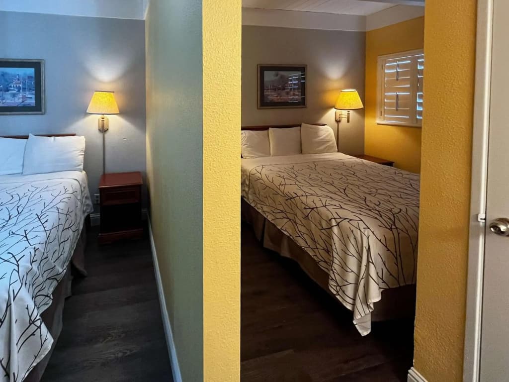 Van Ness Inn - photo 15
