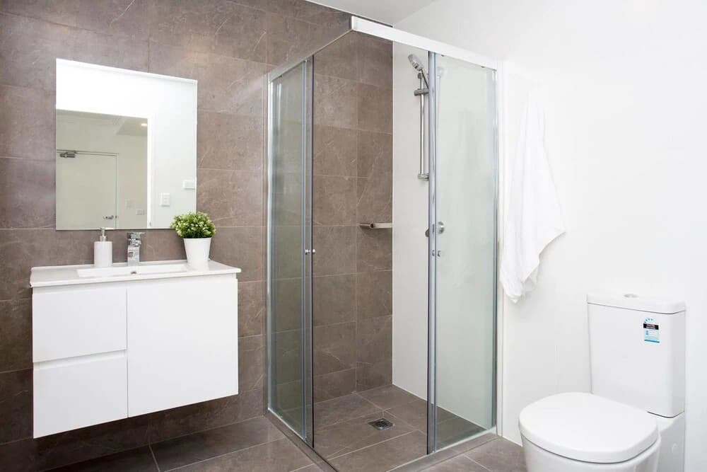 Designer Executive Apartment + Parking near Train - photo 9