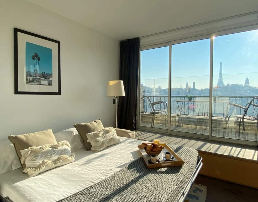 1610B - Stunning studio with Champs Elysées Views! - photo 4