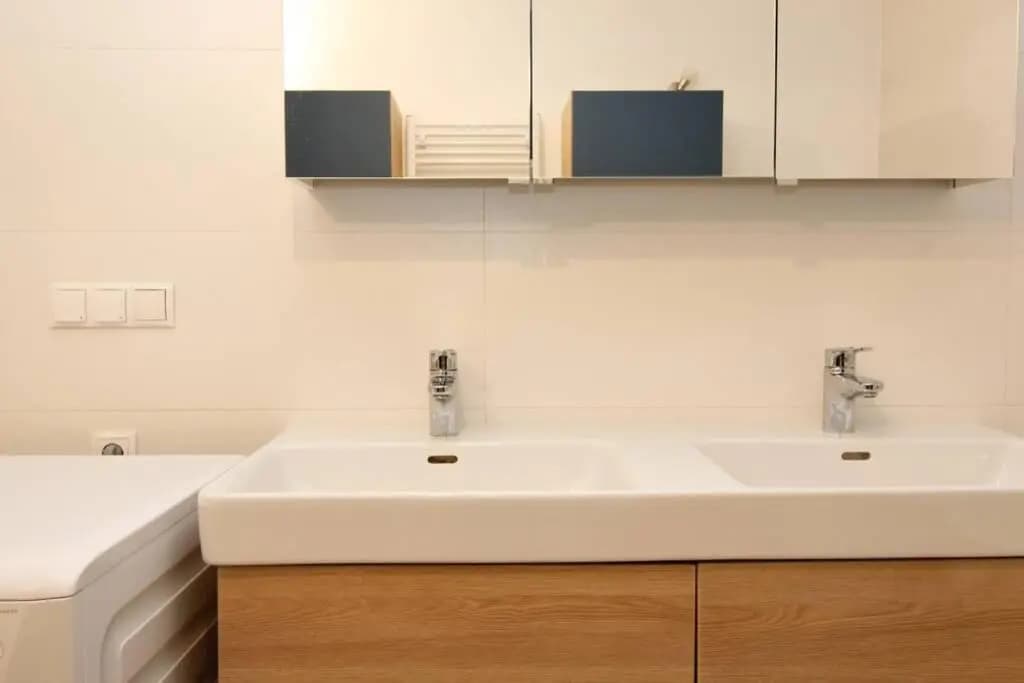 MODERN spacious, 2 BEDROOM, FREE PARKING - photo 7