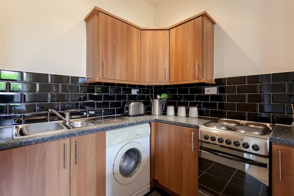 1 Bedroom Traditional Leith Flat - photo 8