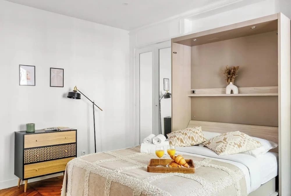 Bright Parisian 1BR by Champs - photo 1