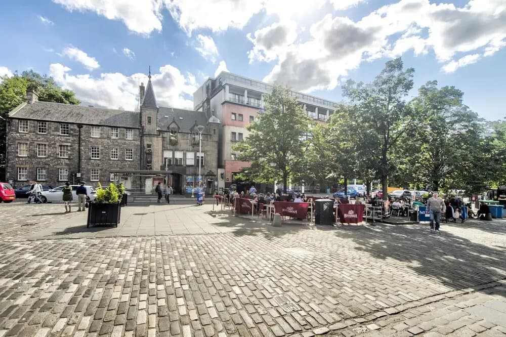 JOIVY Great Location! - Charming Apt by Edinburgh Castle - photo 9