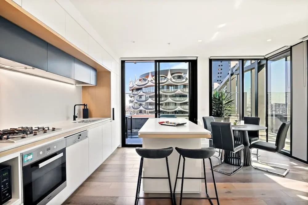 Bright 2-bed Retreat With Pool, Gym & Sauna Access - photo 11