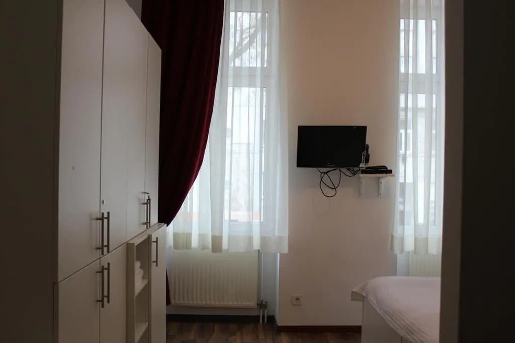 Arnes Hotel Vienna - photo 3