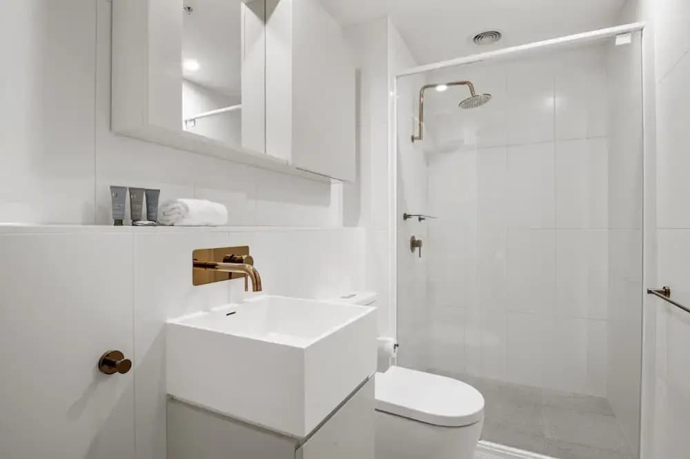 Bright 2-bed Apartment in Fitzroy's Heart - photo 8