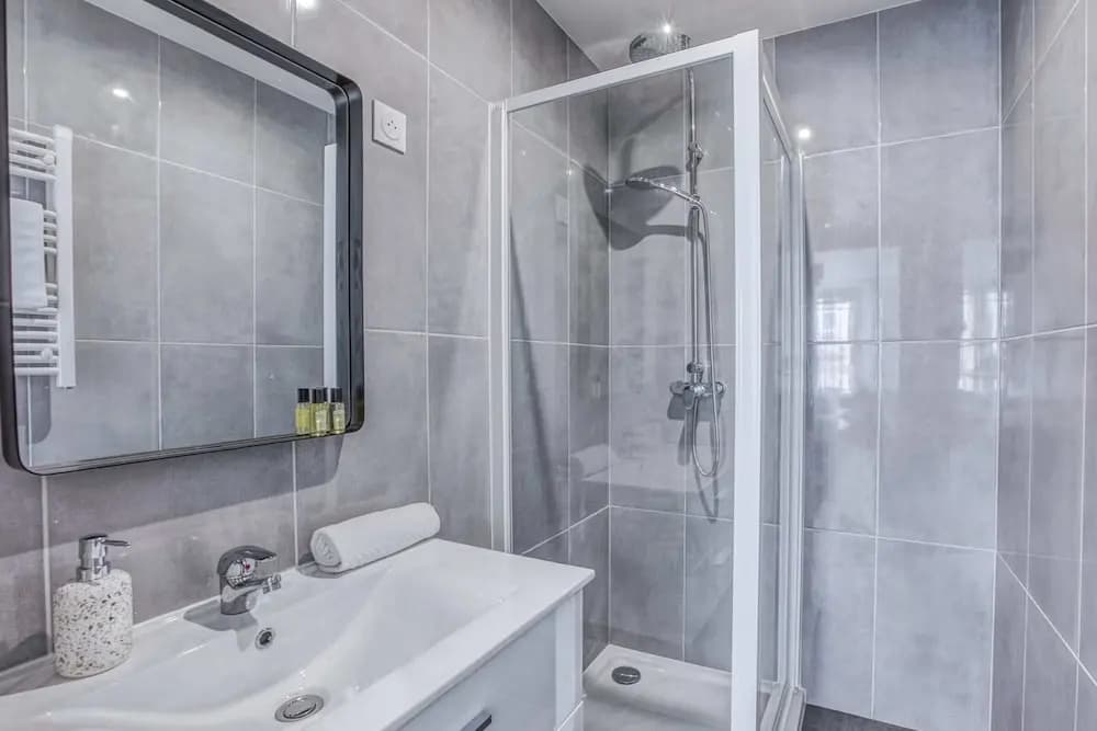 Stunning 3BR Home in the Heart of 10th Arr. Paris! - photo 7