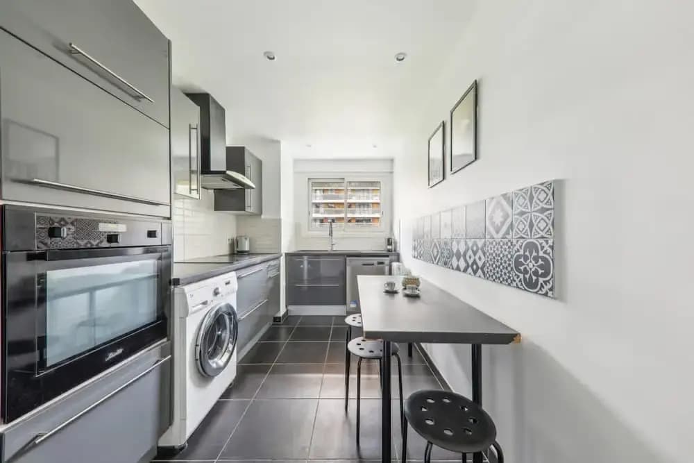 Spacious Apartment With Balcony -11th- Mobility le - photo 3
