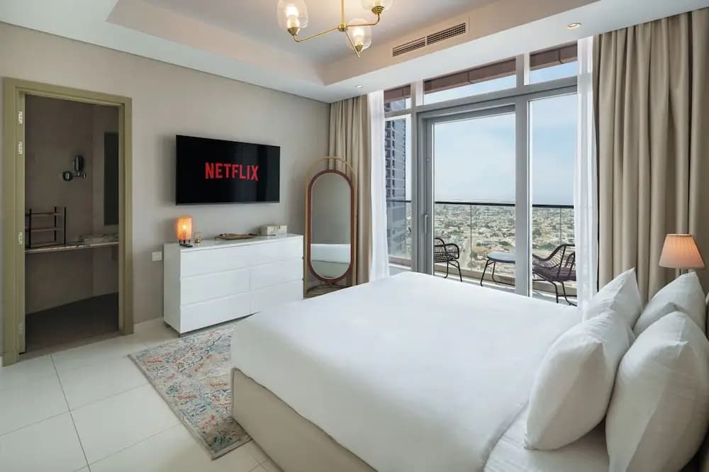 Chic 2BR in Paramount Midtown - photo 5