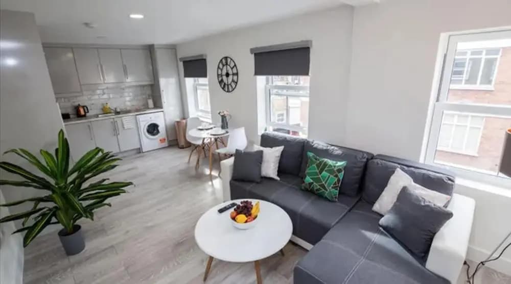 Spacious 1 bed Flat With View - photo 3