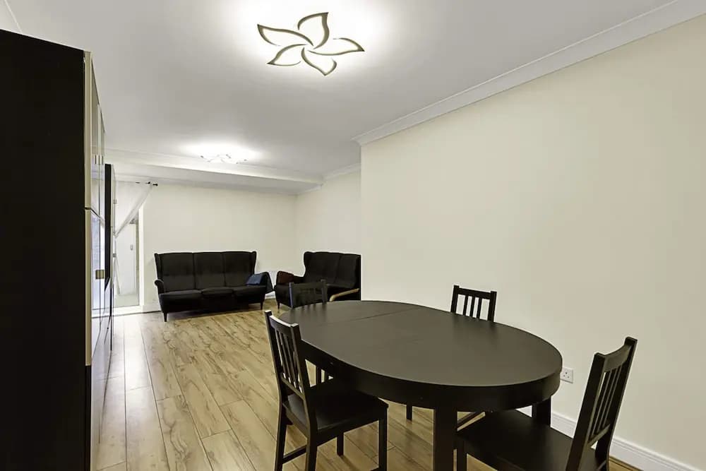 Charming Centrally Located Wimbledon Flat - photo 12