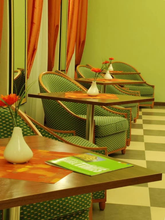 EA Hotel Downtown - photo 16