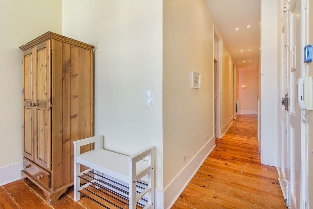 Bright & Beautiful Top Floor Graça Flat - photo 12
