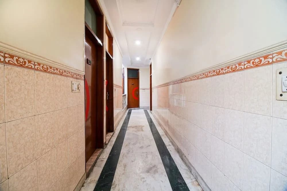 Collection O 18927 Maya Palace Mayapuri - photo 9