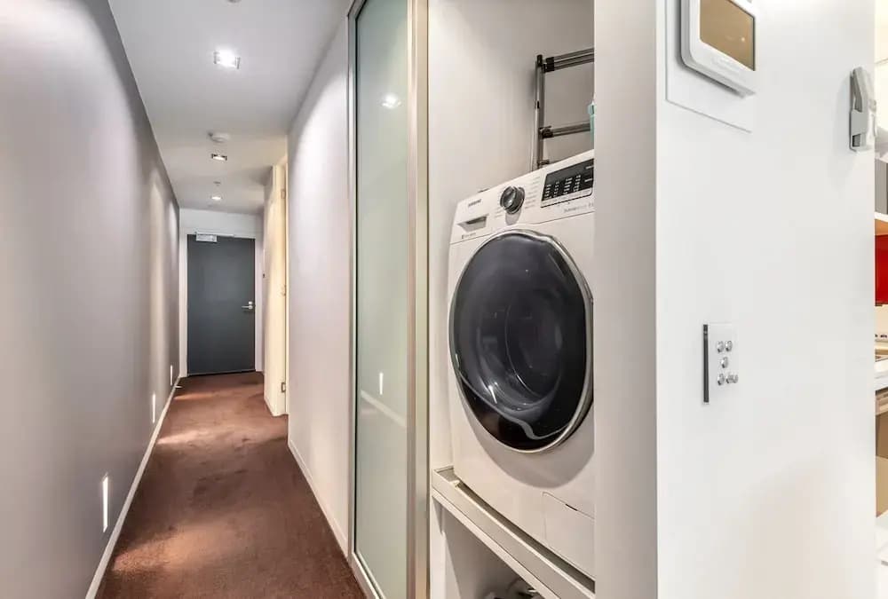 Sleek & Central 2-bed Apartment in Melbourne - photo 5