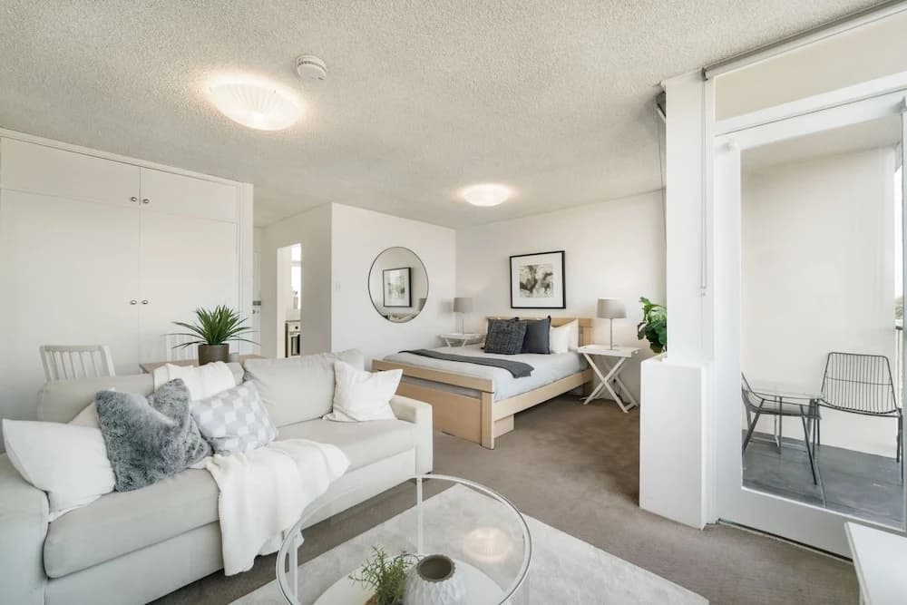 Bright And Sunny Studio Apartment - photo 4