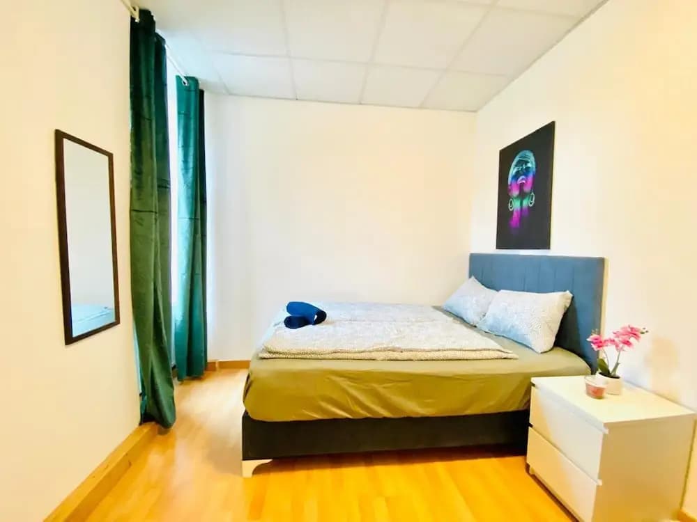 Stylish Shared 3-Bedroom Stay Near City - photo 11