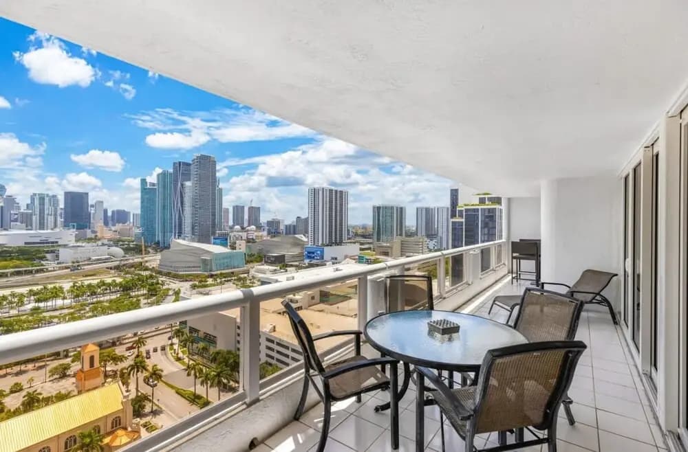 Sunny and Spacious 2 Bedroom Condo on the Bay - photo 41