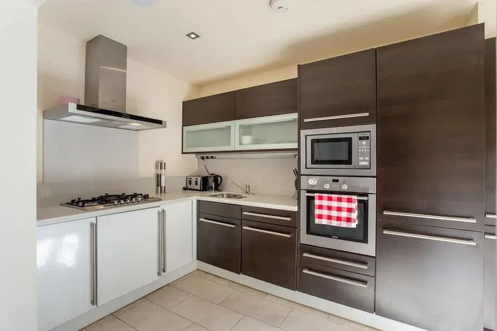 Stylish 2bed Apt With Free Parking/elevator - photo 7
