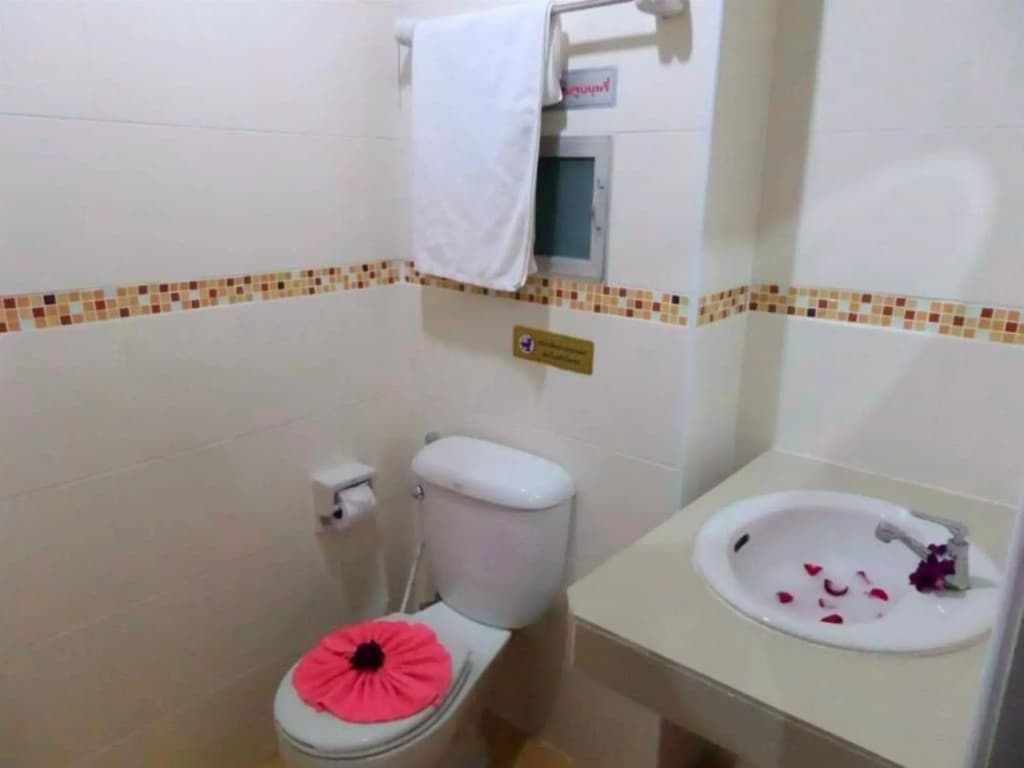 Thana Patong Guesthouse - photo 6