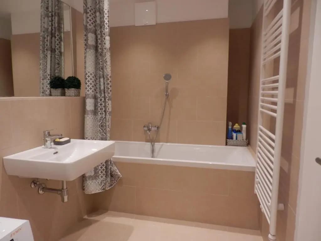 Spacious, Modern 1-bdrm Apt near VIC & Austria Ctr - photo 6