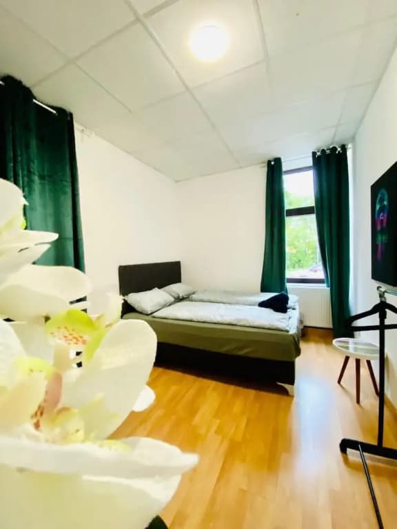 Stylish Shared 3-Bedroom Stay Near City - photo 31