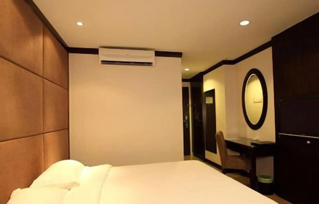 Country Hotel - photo 3