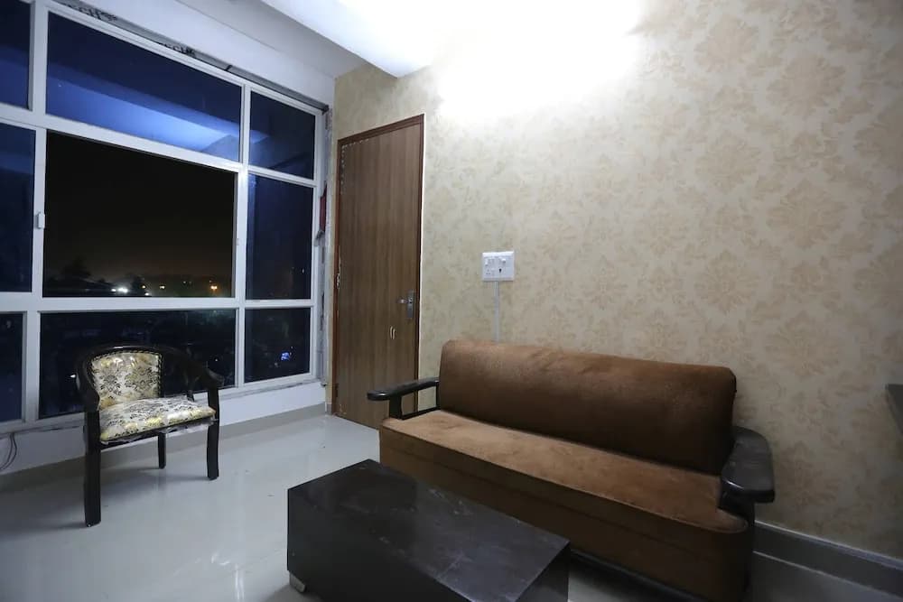 Retreat Inn by OYO Rooms - photo 13