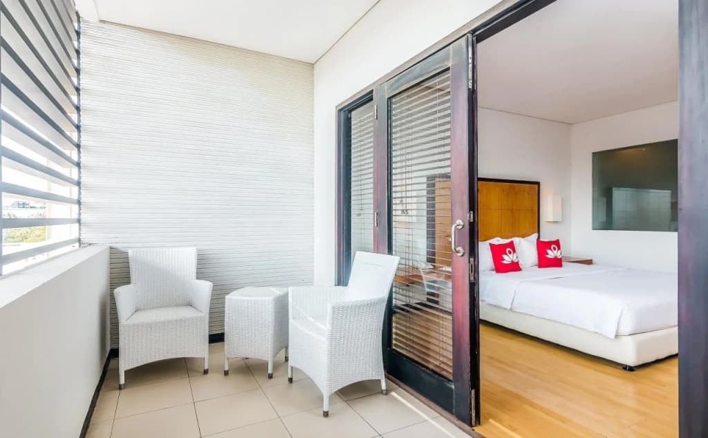 ZenRooms Kuta Beach Poppies Lane - photo 2