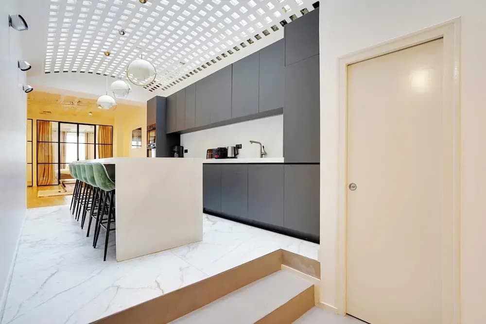 Stunning Apartment - 4br/8p - Mail - photo 9