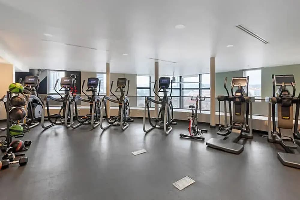 Modern Comfort W Pool GYM Parking 10 Min to Cedars - photo 17
