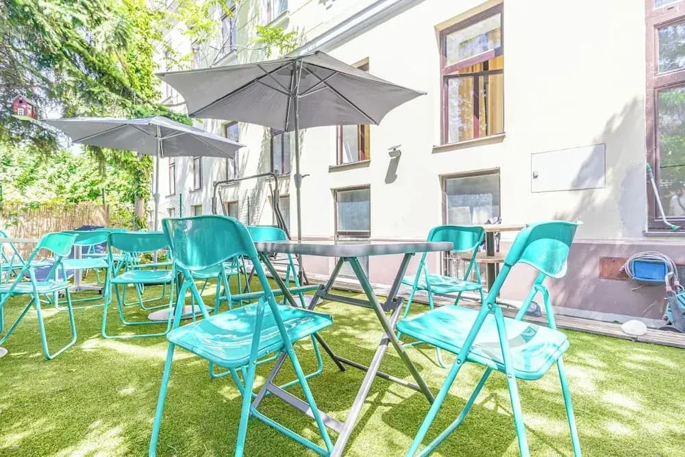 Stylish 2BR Apt Garden Modern Comforts - photo 15