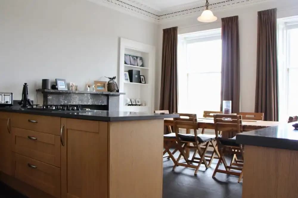 Large 3 Bedroom Apartment in Canonmills - photo 11