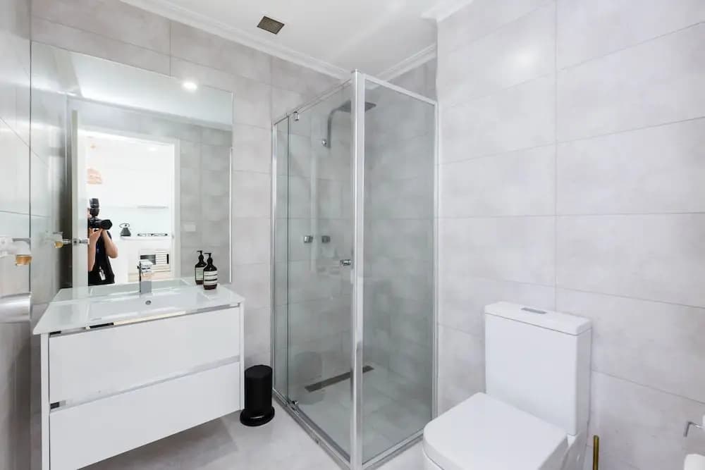 ROLAND, 1BDR Melbourne Apartment - photo 11