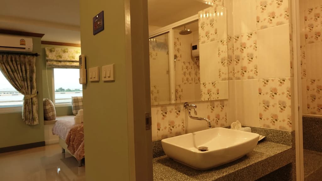 The Lilly Hotel - photo 8