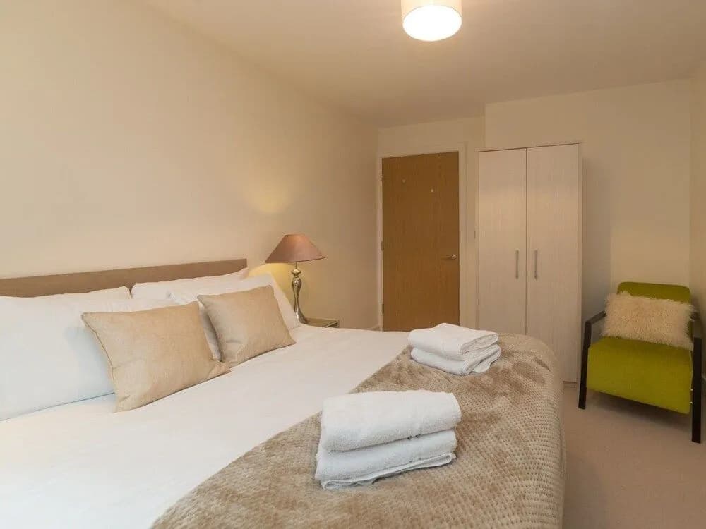 Central Tower Bridge Apartment - photo 18